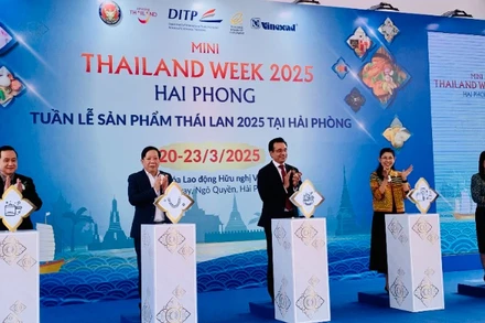 Các đại biểu nhấn nút khai mạc Tuần lễ sản phẩm Thái Lan tại Hải Phòng.