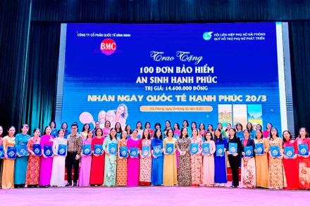 Trao tặng phụ nữ có hoàn cảnh khó khăn gói bảo hiểm “An sinh hạnh phúc”.