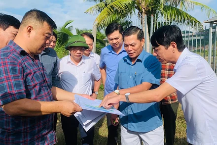 Chủ tịch Ủy ban nhân dân thành phố Hải Phòng cùng các ngành chức năng và huyện Cát Hải kiểm tra thực địa các khu đất phục vụ phát triển du lịch trên địa bàn.