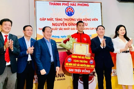 Lãnh đạo thành phố Hải Phòng trao phần thưởng tặng thủ môn xuất sắc của Đội tuyển bóng đá Việt Nam vô địch ASEAN Cup 2024.