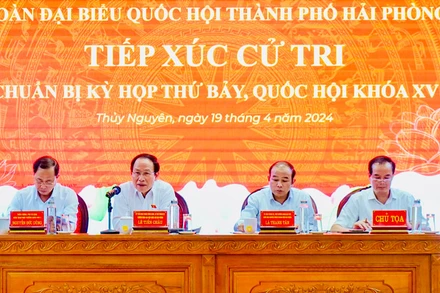 Các đại biểu Quốc hội thành phố Hải Phòng tiếp xúc cử tri huyện Thủy Nguyên.