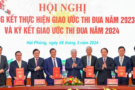 Đại diện lãnh đạo 5 thành phố trực thuộc Trung ương ký kết giao ước thi đua năm 2024.