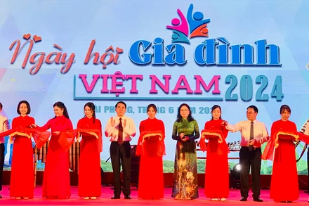 Lãnh đạo Bộ Văn hóa, Thể thao và Du lịch cùng lãnh đạo thành phố Hải Phòng cắt băng khai mạc Ngày hội Gia đình Việt Nam 2024.