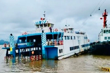 Chiếc phà HP-2735 bị nước tràn gây ngập mũi phà.
