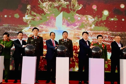 Các đại biểu nhấn nút khai trương Trung tâm trải nghiệm cộng đồng về phòng cháy, chữa cháy và cứu nạn cứu hộ Hải Phòng.