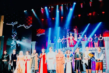 Các nghệ sĩ, diễn viên Đoàn Kịch nói Hải Phòng biểu diễn vở Romeo và Juliet tại Nhà hát thành phố Hải Phòng.