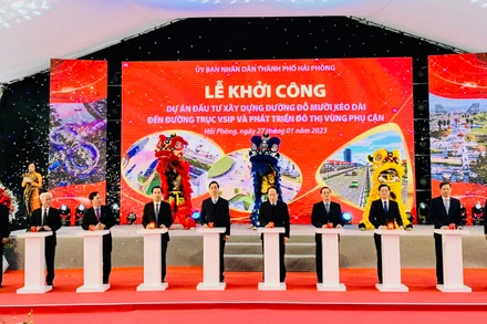 Các đại biểu nhấn nút khởi công dự án đầu tư xây dựng đường Đỗ Mười kéo dài.