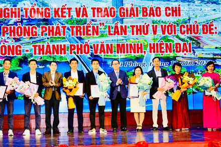 Ban tổ chức trao giải báo chí tặng các tác giả và nhóm tác giả đoạt giải.