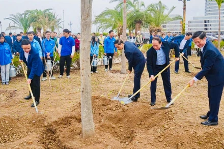 Lãnh đạo thành phố Hải Phòng tham gia Tết trồng cây tại thành phố Thủy Nguyên.