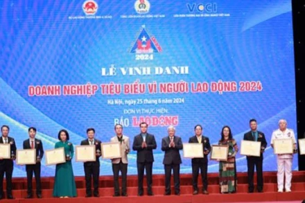 Các đồng chí: Đỗ Văn Chiến và Nguyễn Đình Khang, trao Bằng khen của Tổng Liên đoàn Lao động Việt Nam tặng 10 doanh nghiệp.