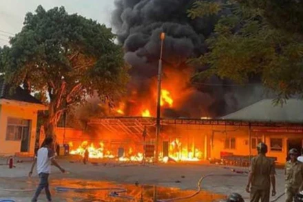 Hiện trường vụ cháy kho tạm giữ mô-tô vi phạm.