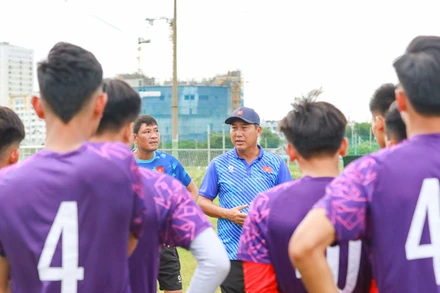 Huấn luyện viên Hứa Hiền Vinh dặn dò các học trò trên sân tập chiều 12/7. (Ảnh: VFF)