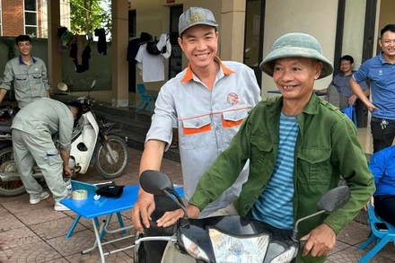 Thầy trò Trường cao đẳng Công nghiệp Huế đang mang lại niềm vui cho người dân Phú Thọ.