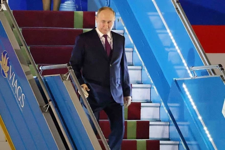 Tổng thống Liên bang Nga Vladimir Putin đến Sân bay quốc tế Nội Bài. (Ảnh: Phạm Kiên/TTXVN)