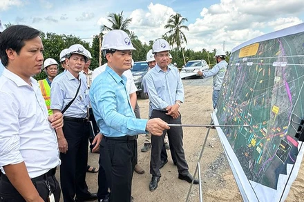 Đoàn công tác Cục đường cao tốc Việt Nam kiểm tra thực tế dự án trên địa bàn tỉnh Sóc Trăng. 