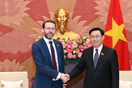 Chủ tịch Quốc hội Vương Đình Huệ tiếp Đại sứ Anh tại Việt Nam Iain Frew. (Ảnh: DUY LINH)