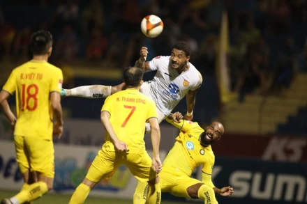 Thép Xanh Nam Định (áo trắng) chấp nhận hạng Ba khi để thua 1-2 trước Đông Á Thanh Hoá. (Ảnh: VPF)