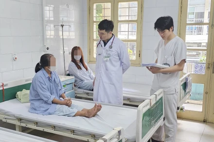 Thạc sĩ, bác sĩ Lê Văn Long thăm khám cho bệnh nhân ung thư vú đang điều trị tại Trung tâm Y học hạt nhân và Ung bướu, Bệnh viện Bạch Mai.