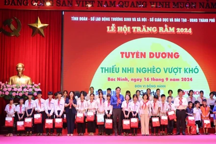 Tại chương trình Lễ hội Trăng rằm 2024 với chủ đề "Lồng đèn thắp sáng ước mơ", đã có nhiều phần quà ý nghĩa được trao tặng các học sinh khó khăn và bị ảnh hưởng bão lũ.