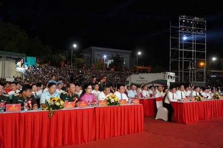 Đồng chí Nguyễn Xuân Thắng, Ủy viên Bộ Chính trị, Giám đốc Học viện Chính trị quốc gia Hồ Chí Minh cùng các đại biểu tham dự buổi lễ.