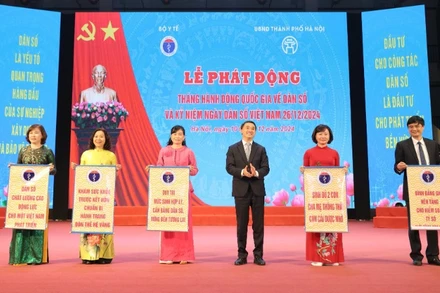 Giáo sư, Tiến sĩ Trần Văn Thuấn, Thứ trưởng Y tế trao thông điệp cho đại diện 5 Sở Y tế.