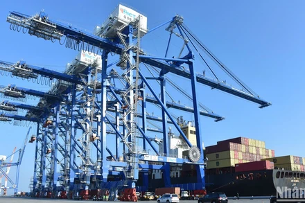 Bốc xếp container hàng hóa tại Cảng Lạch Huyện, Hải Phòng. (Ảnh: TRẦN HẢI)