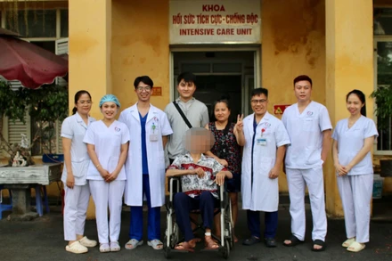 Người bệnh cùng gia đình và ê-kíp cấp cứu ngày ra viện.