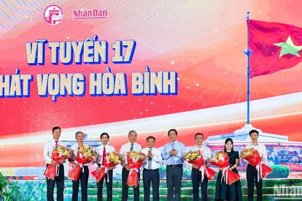 Ban tổ chức chương trình tặng hoa cho đại diện các nhà tài trợ, nhà hảo tâm. (ẢNH: THÀNH ĐẠT)