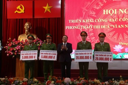 Chủ tịch UBND tỉnh Hưng Yên Trần Quốc Văn trao thưởng cho các các tập thể, cá nhân có thành tích xuất sắc tham gia điều tra, làm rõ vụ giết người, cướp tài sản; tàng trữ, sử dụng trái phép vũ khí quân dụng xảy ra ngày 26/12/2023 tại xã Cửu Cao, huyện Văn Giang, tỉnh Hưng Yên.