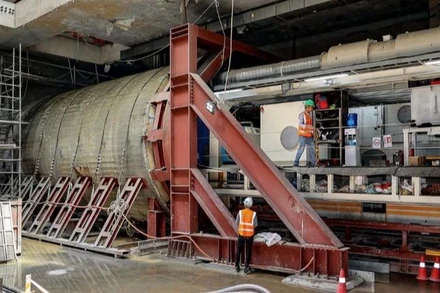 Các kỹ sư đang vận hành máy đào hầm TBM của dự án đường sắt đô thị Nhổn-ga Hà Nội.