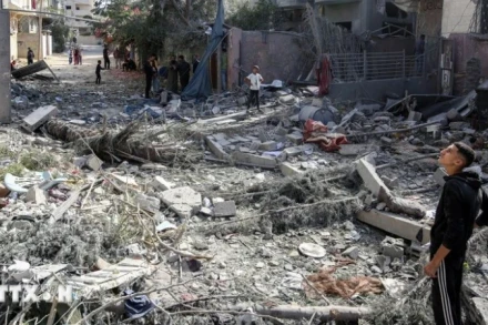 Đống đổ nát sau cuộc không kích của Israel xuống Dải Gaza ngày 17/11/2024. (Ảnh: THX/TTXVN)