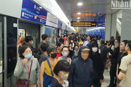 Hành khách trên tàu đầu tiên xuống ga Ba Son sau khi tàu được xử lý sự cố.