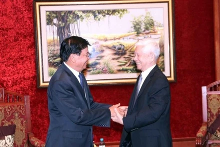 Nguyên Chủ tịch nước Nguyễn Minh Triết gặp Tổng Bí thư, Chủ tịch nước Lào Thongloun Sisoulith. (Ảnh: TTXVN)