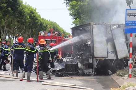 Xe tải tự bốc cháy hư hại sau hỏa hoạn trưa 18/6.