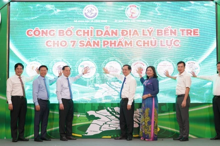 Đại diện tỉnh Bến Tre và Bộ Khoa học và Công nghệ công bố chỉ dẫn địa lý cho 7 sản phẩm chủ lực của tỉnh Bến Tre.