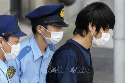 Nghi phạm Tetsuya Yamagami được chuyển từ đồn cảnh sát ở thành phố Nara tới một trại giam ở thành phố Osaka (Nhật Bản) để làm kiểm tra về sức khỏe tâm thần, ngày 25/7/2022. (Ảnh: colorsofindia.media/TTXVN)