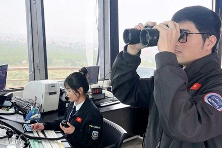 Kiểm soát viên không lưu thuộc VATM thực hiện nhiệm vụ.