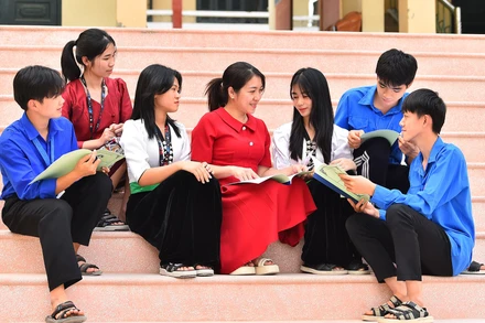 Nhà trường có nhiệm vụ giáo dục và đào tạo học sinh dân tộc nội trú hoàn thành chương trình giáo dục THPT; tạo nguồn nhân lực chất lượng cao cho các xã, huyện, thị xã, thành phố của tỉnh Điện Biên và vùng Tây Bắc; tạo nguồn cán bộ là người dân tộc thiểu số cho tỉnh Điện Biên.