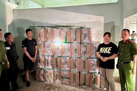 Đối tượng Hoàng Thị Thủy và Đỗ Hữu Thiết cùng tang vật.