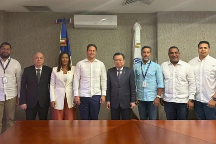 Bộ trưởng Xây dựng Nguyễn Thanh Nghị đã có cuộc hội đàm với Bộ trưởng Bộ Nhà ở, Môi trường sống và Xây dựng Cộng hòa Dominica Carlos Bonilla Sánchez.