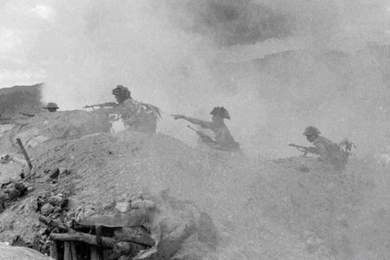 Anh hùng nào dưới đây điểm hỏa khối bộc phá gần 1 tấn thuốc nổ đánh vào Đồi A1?