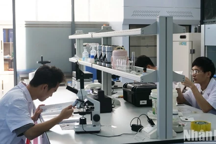 Cán bộ kỹ thuật Hợp tác xã nhân giống thủy sản Hengsheng, huyện Dương Tây, thành phố Dương Giang, tỉnh Quảng Đông, Trung Quốc.