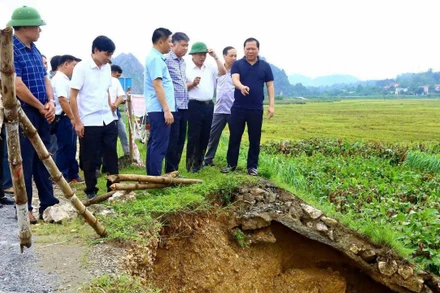 Bí thư Tỉnh ủy Hòa Bình Nguyễn Phi Long (ngoài cùng bên phải) chỉ đạo xử lý khắc phục hậu quả sạt lở tại đường 445, thành phố Hòa Bình.