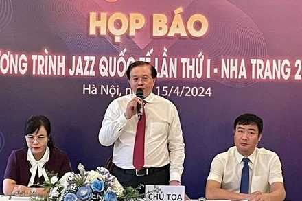 Đại diện ban tổ chức chia sẻ thông tin về Chương trình Jazz Quốc tế lần thứ nhất.