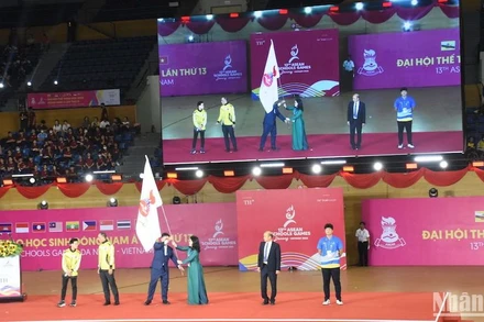 Thứ trưởng Giáo dục và Đào tạo Nguyễn Thị Kim Chi, Trưởng ban Tổ chức Đại hội, cùng đại diện lãnh đạo thành phố Đà Nẵng thực hiện nghi thức trao cờ Hội đồng thể thao học sinh Đông Nam Á cho Brunei Darussalam - nước chủ nhà của Đại hội Thể thao học sinh Đông Nam Á lần thứ 14. (Ảnh: ANH ĐÀO)