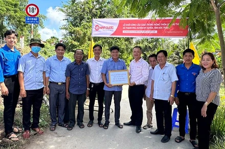 Đại diện lãnh đạo Công ty Nam Dược trao kinh phí hỗ trợ xây cầu cho địa phương.