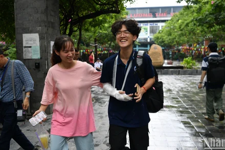 Thí sinh Nguyễn Khắc Anh Tuấn vui vẻ sau khi kết thúc môn Ngữ Văn. (Ảnh: Thành Đạt)