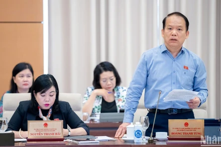 Chủ nhiệm Ủy ban Pháp luật của Quốc hội Hoàng Thanh Tùng báo cáo một số vấn đề lớn trong giải trình, tiếp thu, chỉnh lý dự thảo Luật Công chứng (sửa đổi). (Ảnh: DUY LINH)