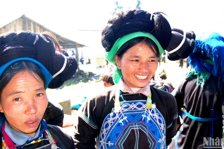 Xuân về cưới lại vợ mình