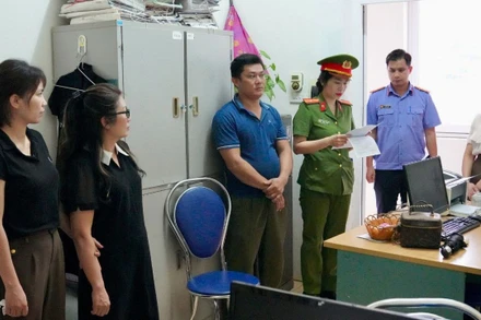 Cơ quan Công an đọc lệnh khởi tố đối với các bị can.